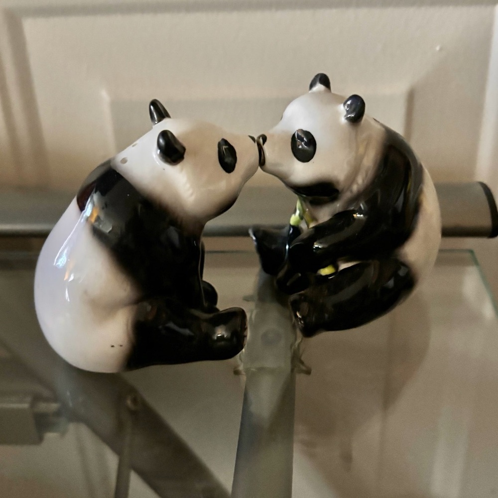 NWOT Kissing Pandas